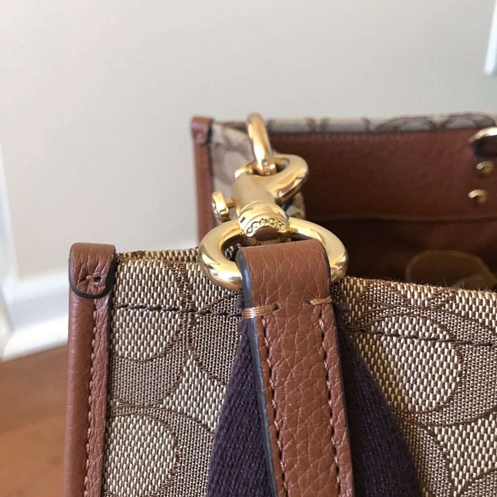 Coach Dempsey Tote Bag 40 In Signature Jacquard With Stripe And Coach Patch - Picture 5 of 15